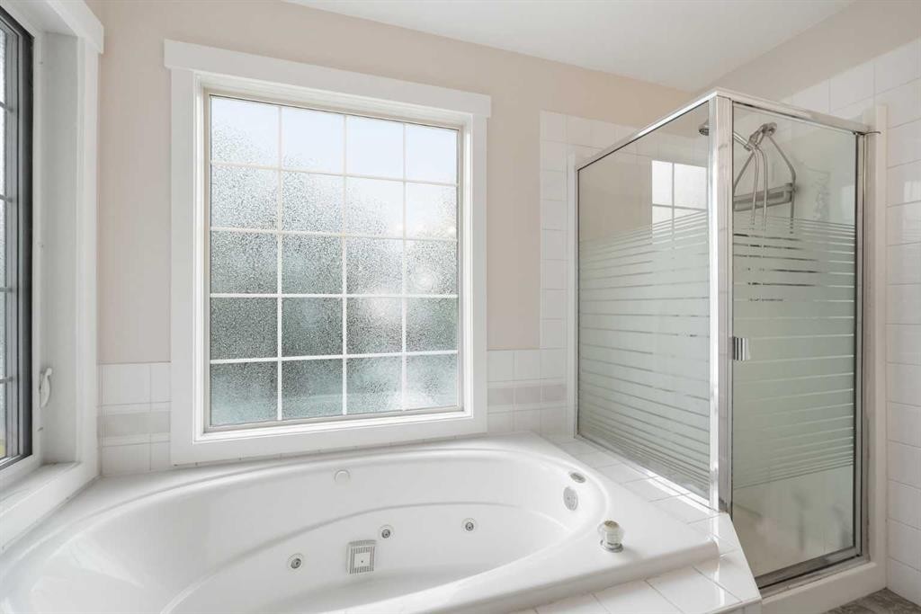 606 Schubert Place Nw, Calgary, AB - Indoor Photo Showing Bathroom