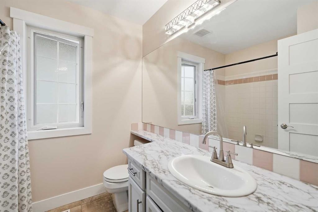 606 Schubert Place Nw, Calgary, AB - Indoor Photo Showing Bathroom