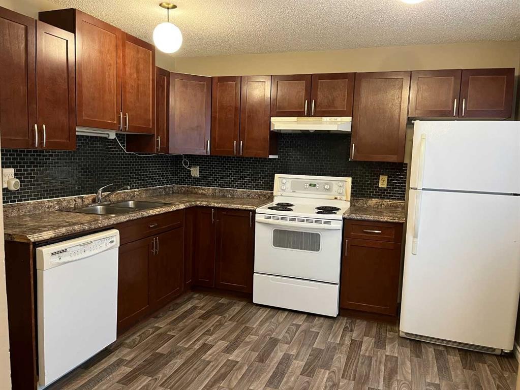 179 Falshire Drive Ne, Calgary, AB - Indoor Photo Showing Kitchen With Double Sink