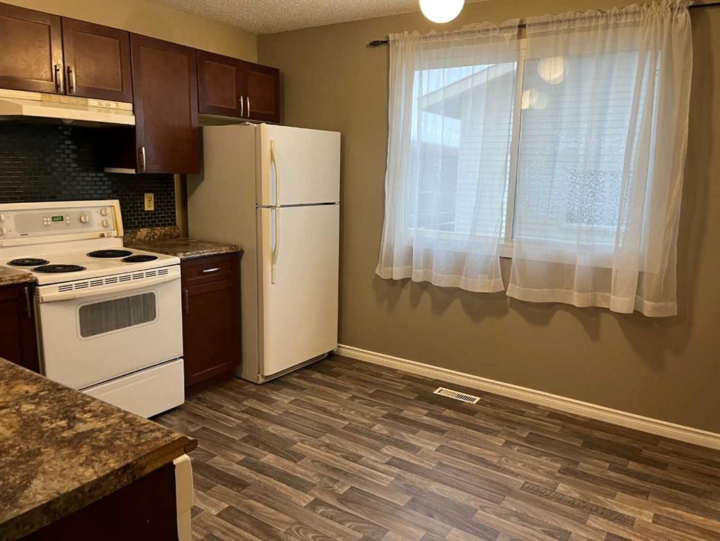 179 Falshire Drive Ne, Calgary, AB - Indoor Photo Showing Kitchen