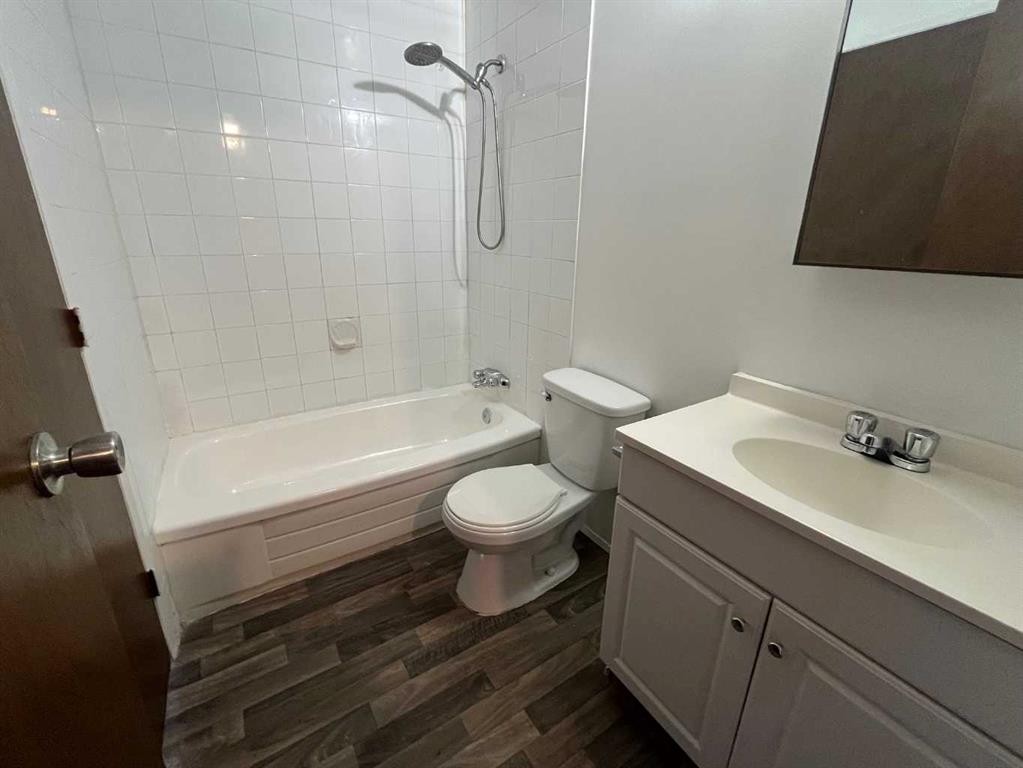 179 Falshire Drive Ne, Calgary, AB - Indoor Photo Showing Bathroom