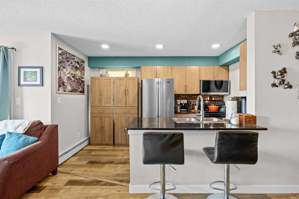 401-7110 80 Avenue Ne, Calgary, AB - Indoor Photo Showing Kitchen With Double Sink