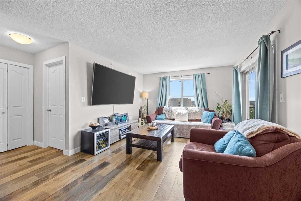 401-7110 80 Avenue Ne, Calgary, AB - Indoor Photo Showing Living Room