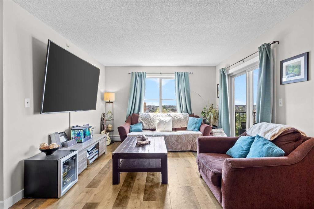 401-7110 80 Avenue Ne, Calgary, AB - Indoor Photo Showing Living Room