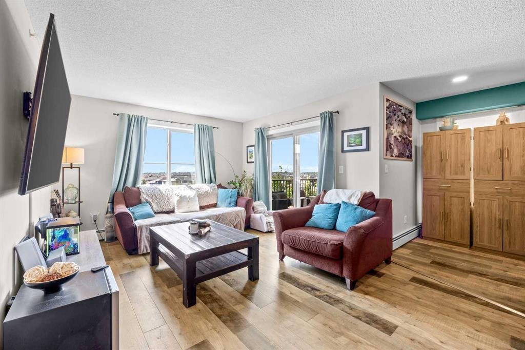 401-7110 80 Avenue Ne, Calgary, AB - Indoor Photo Showing Living Room