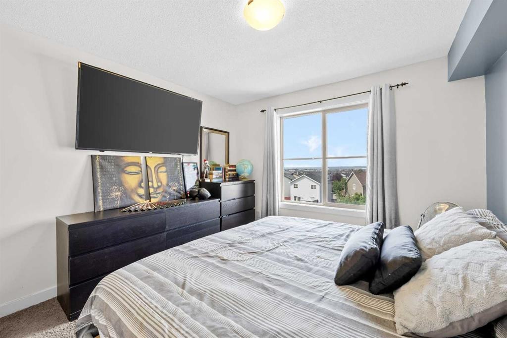 401-7110 80 Avenue Ne, Calgary, AB - Indoor Photo Showing Bedroom