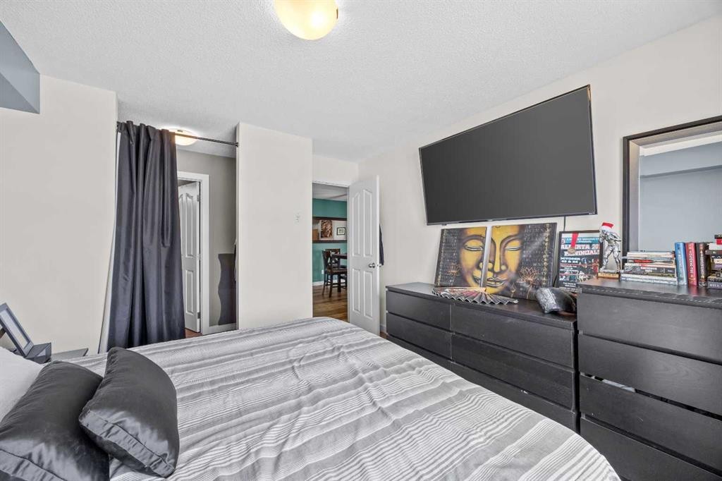 401-7110 80 Avenue Ne, Calgary, AB - Indoor Photo Showing Bedroom