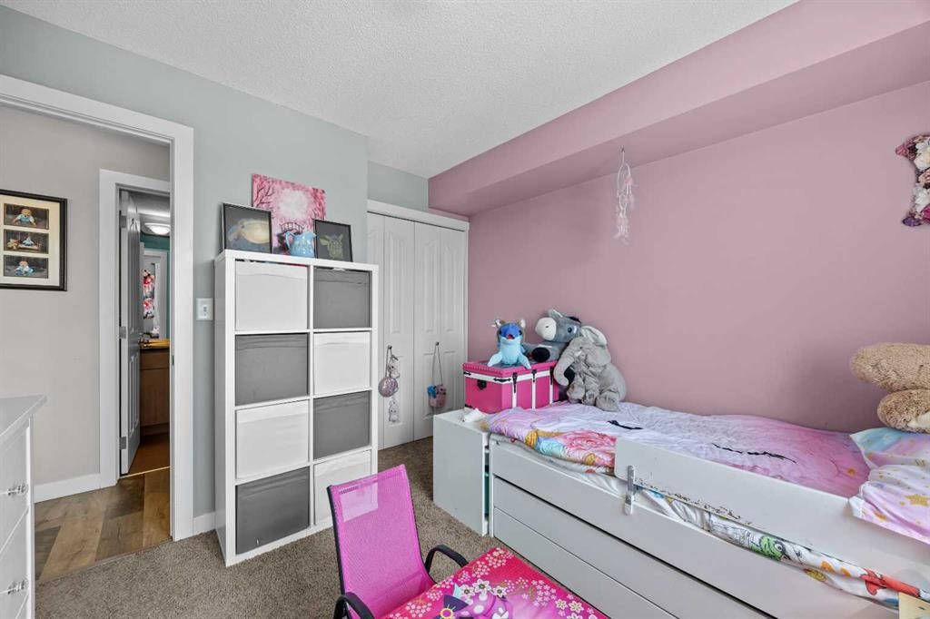 401-7110 80 Avenue Ne, Calgary, AB - Indoor Photo Showing Bedroom