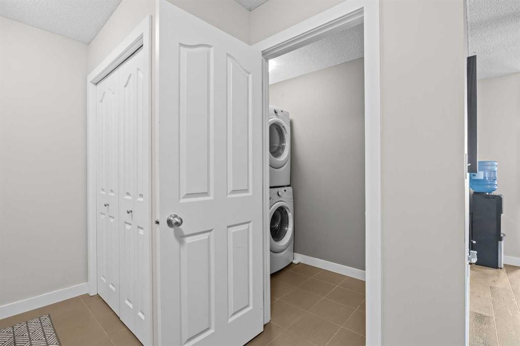 401-7110 80 Avenue Ne, Calgary, AB - Indoor Photo Showing Laundry Room