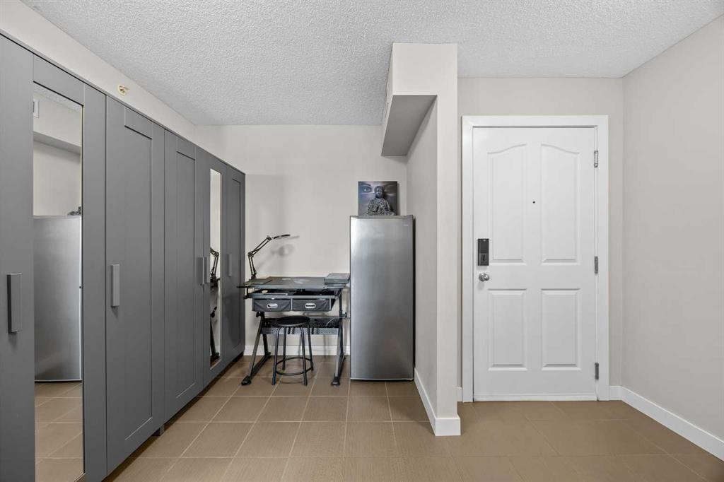 401-7110 80 Avenue Ne, Calgary, AB - Indoor Photo Showing Other Room
