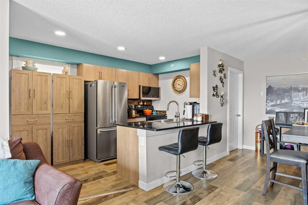 401-7110 80 Avenue Ne, Calgary, AB - Indoor Photo Showing Kitchen