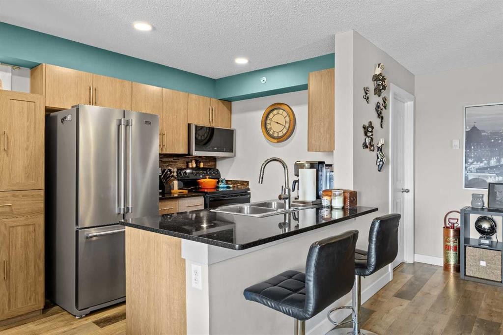 401-7110 80 Avenue Ne, Calgary, AB - Indoor Photo Showing Kitchen With Stainless Steel Kitchen With Double Sink