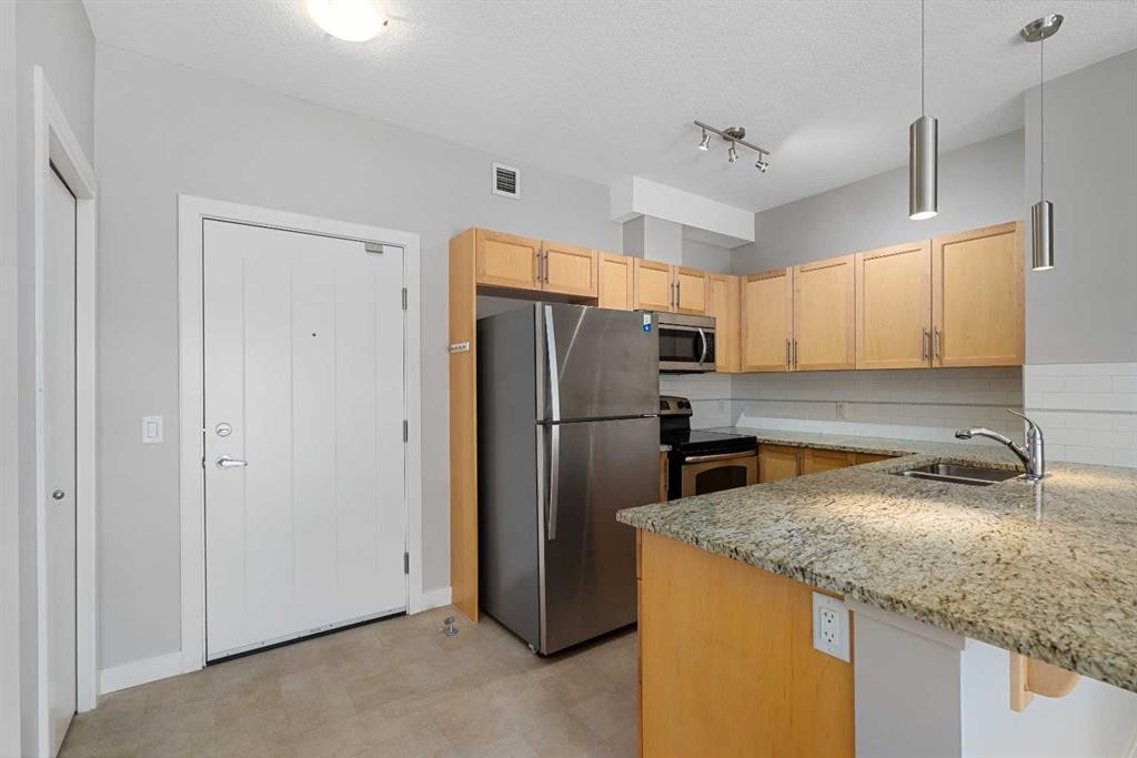 2307-604 East Lake Boulevard Ne, Airdrie, AB - Indoor Photo Showing Kitchen With Double Sink