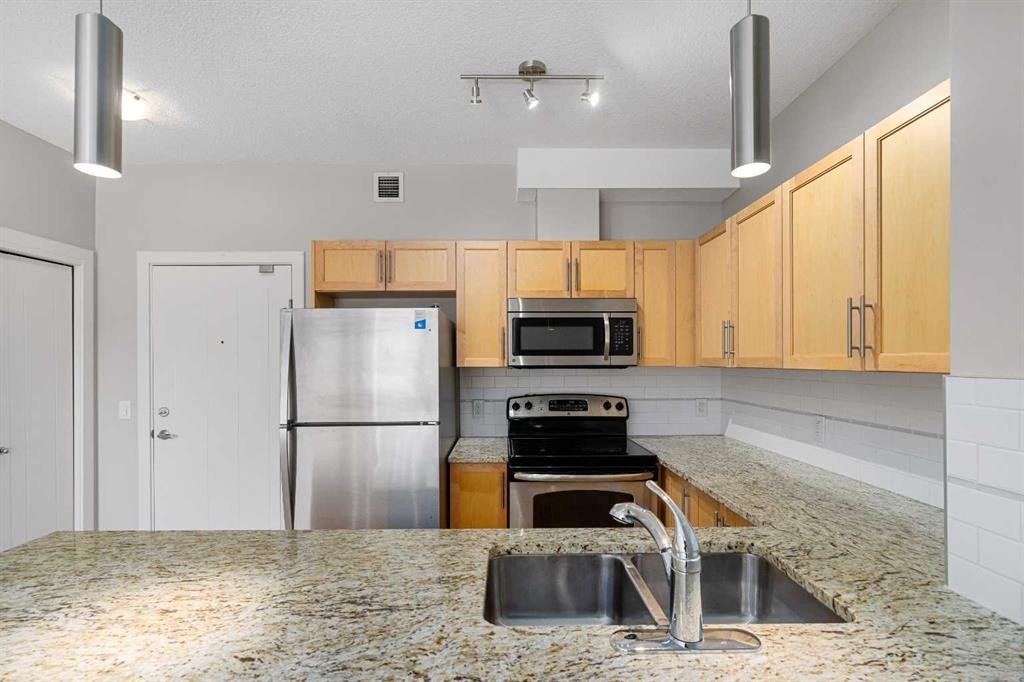 2307-604 East Lake Boulevard Ne, Airdrie, AB - Indoor Photo Showing Kitchen With Double Sink