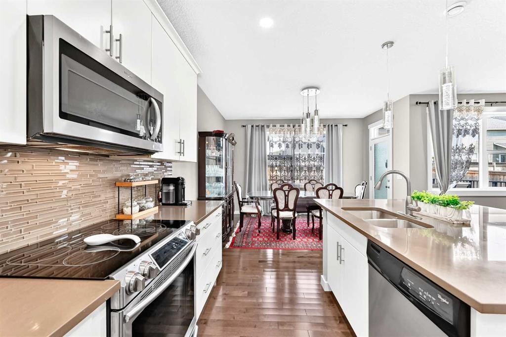 56 Evansborough Green Nw, Calgary, AB - Indoor Photo Showing Kitchen With Double Sink With Upgraded Kitchen