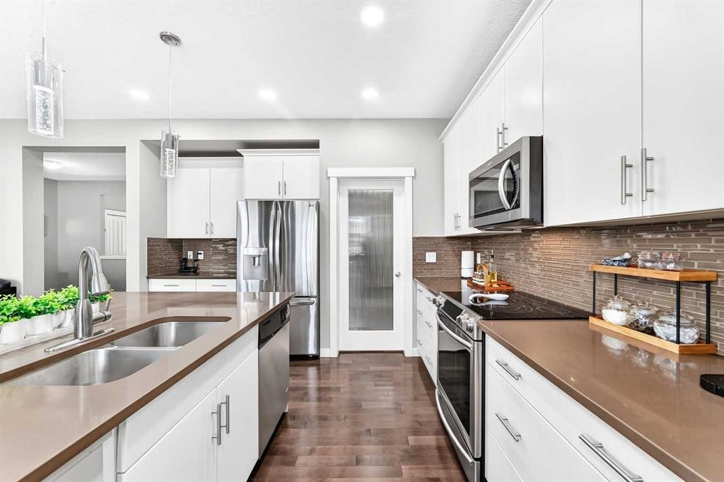 56 Evansborough Green Nw, Calgary, AB - Indoor Photo Showing Kitchen With Stainless Steel Kitchen With Double Sink With Upgraded Kitchen