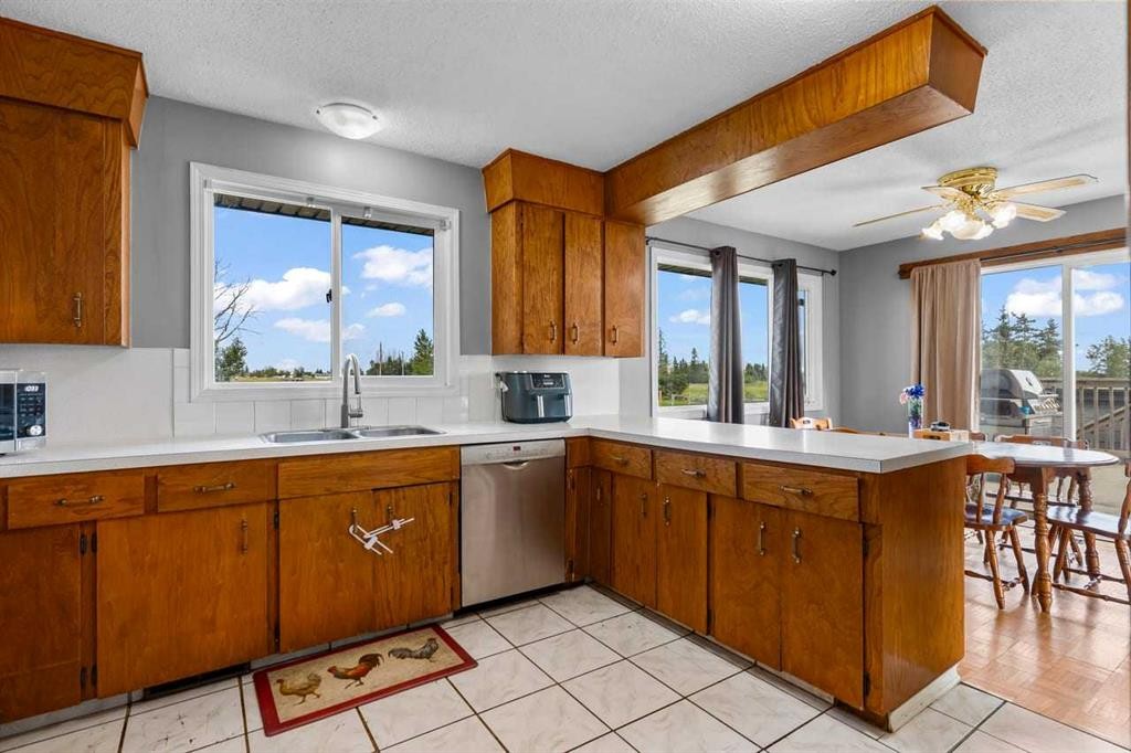 466054 113 Street East, Rural Foothills County, AB - Indoor Photo Showing Kitchen With Double Sink