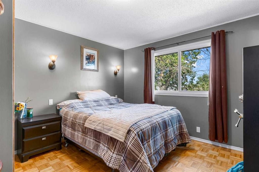 466054 113 Street East, Rural Foothills County, AB - Indoor Photo Showing Bedroom