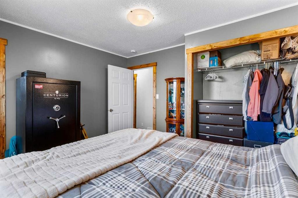 466054 113 Street East, Rural Foothills County, AB - Indoor Photo Showing Bedroom