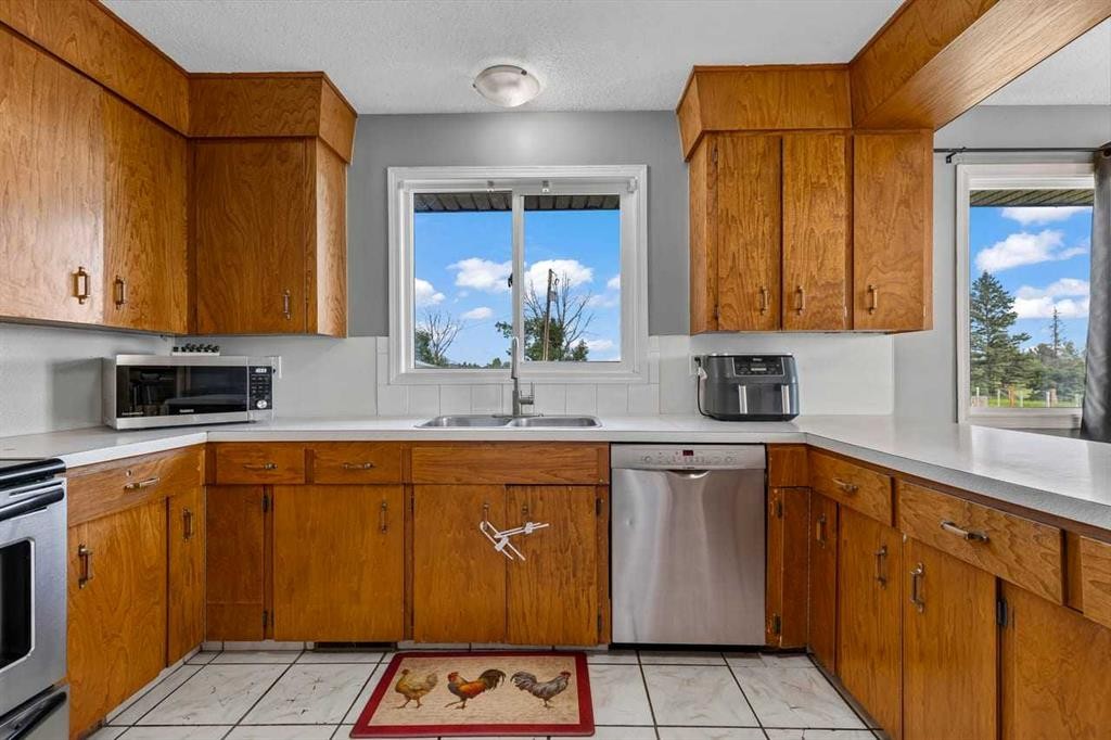 466054 113 Street East, Rural Foothills County, AB - Indoor Photo Showing Kitchen With Double Sink
