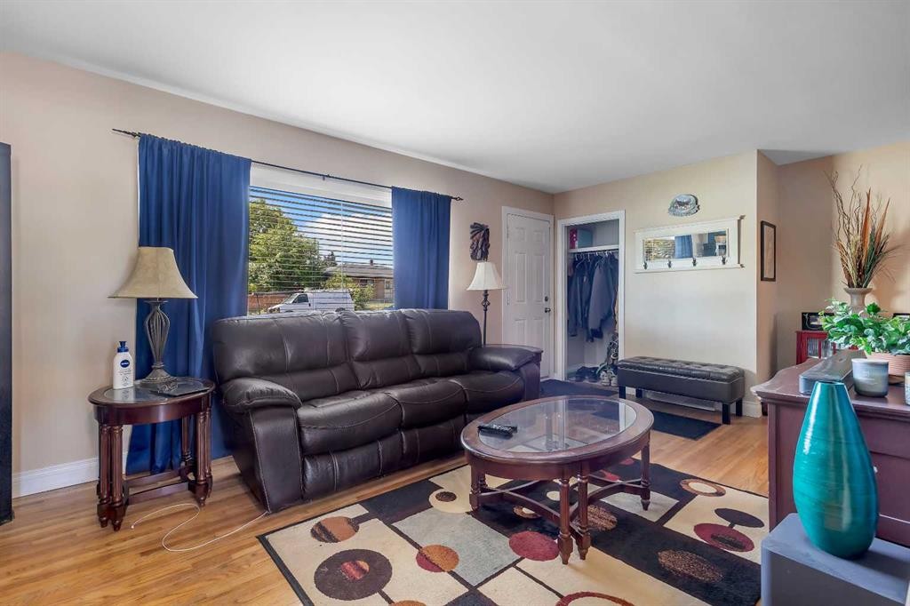 2614 44 Street Se, Calgary, AB - Indoor Photo Showing Living Room