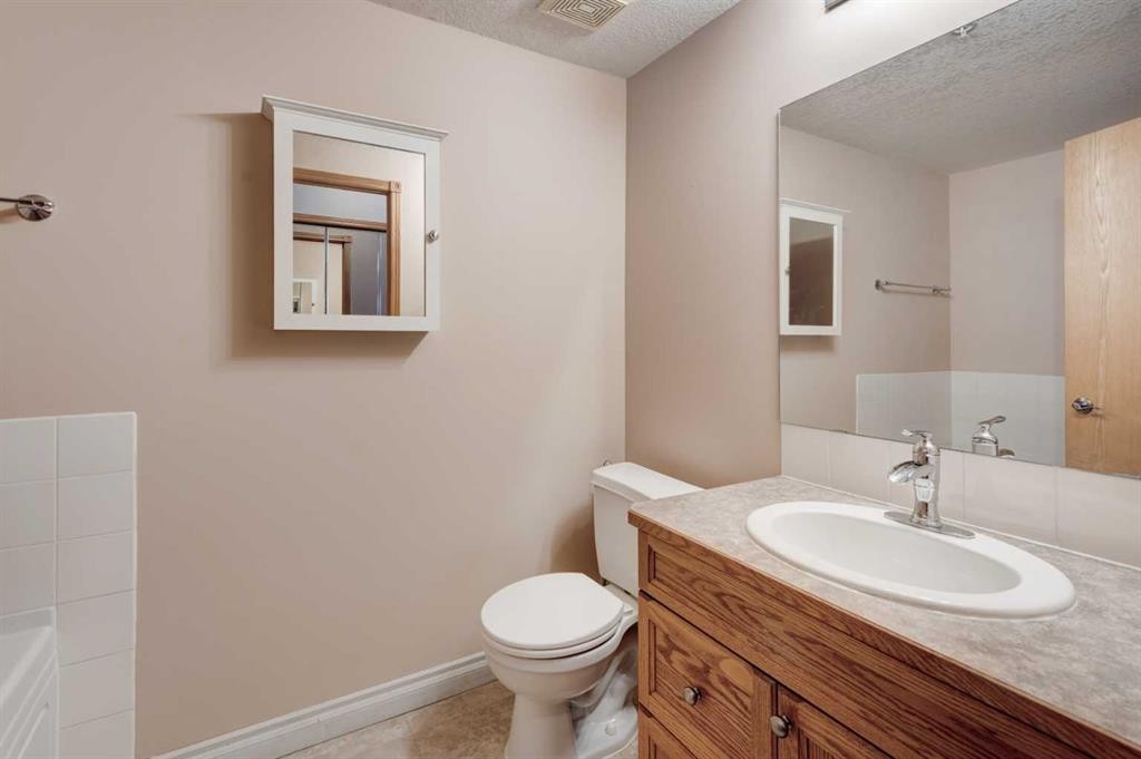 304-728 Country Hills Road Nw, Calgary, AB - Indoor Photo Showing Bathroom
