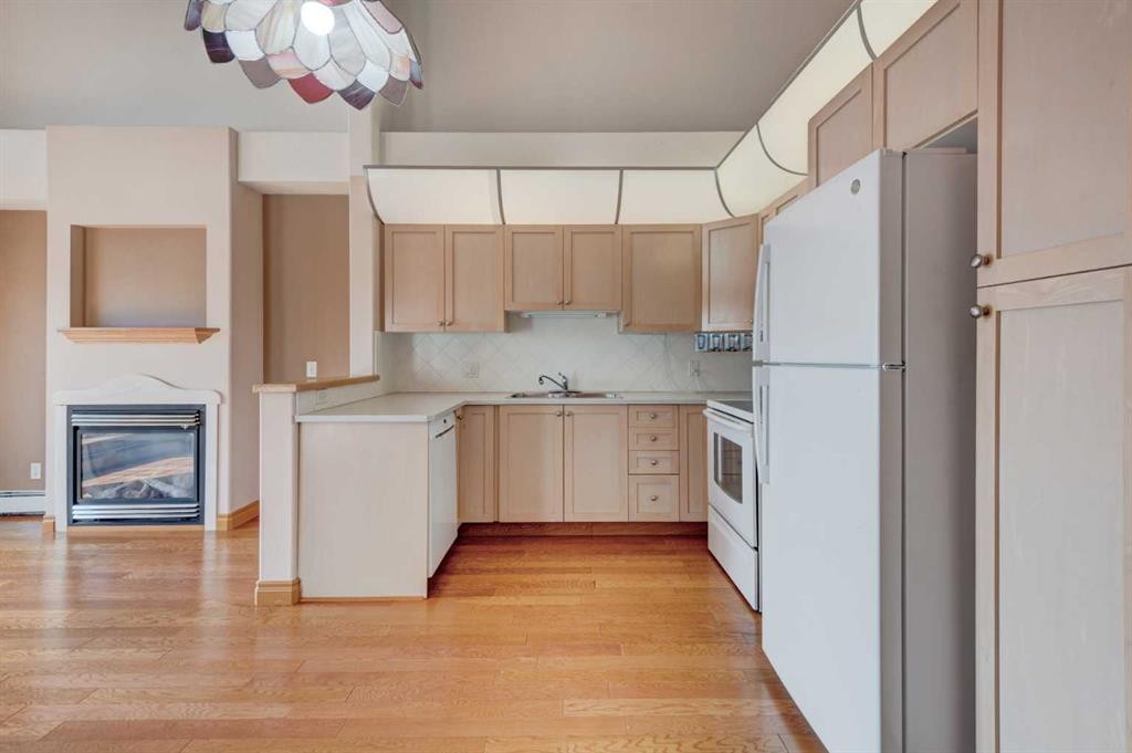 304-728 Country Hills Road Nw, Calgary, AB - Indoor Photo Showing Kitchen With Double Sink