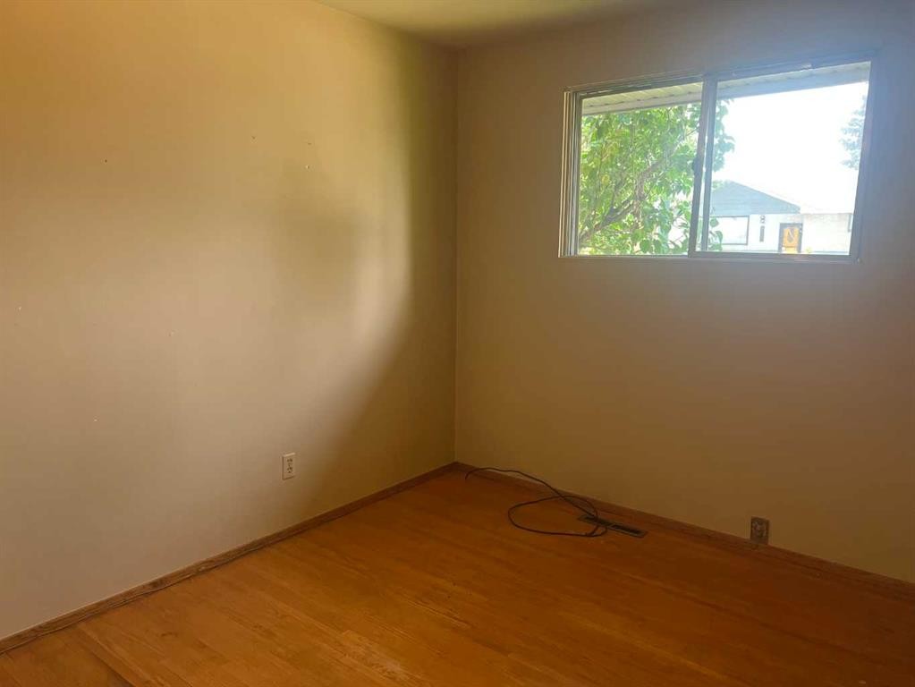 4708 Greenview Drive Ne, Calgary, AB - Indoor Photo Showing Other Room