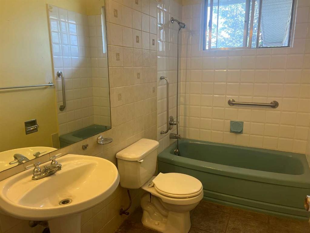 4708 Greenview Drive Ne, Calgary, AB - Indoor Photo Showing Bathroom