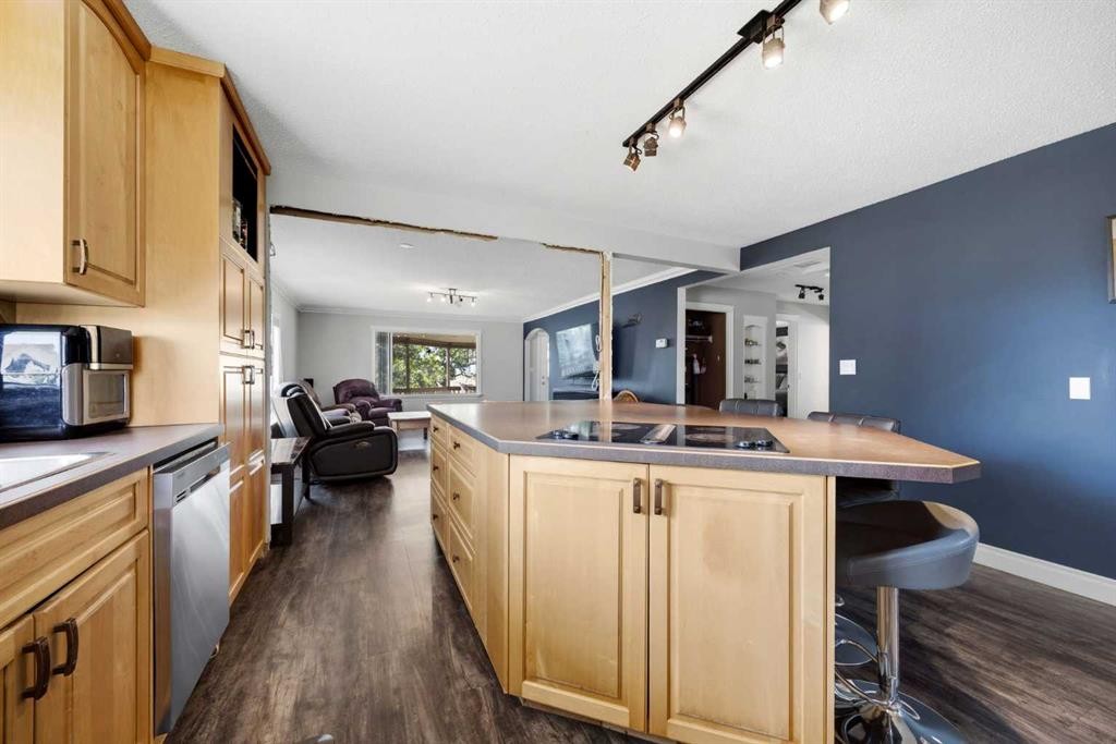 281014-274 Range Road, Rural Rocky View County, AB - Indoor Photo Showing Kitchen