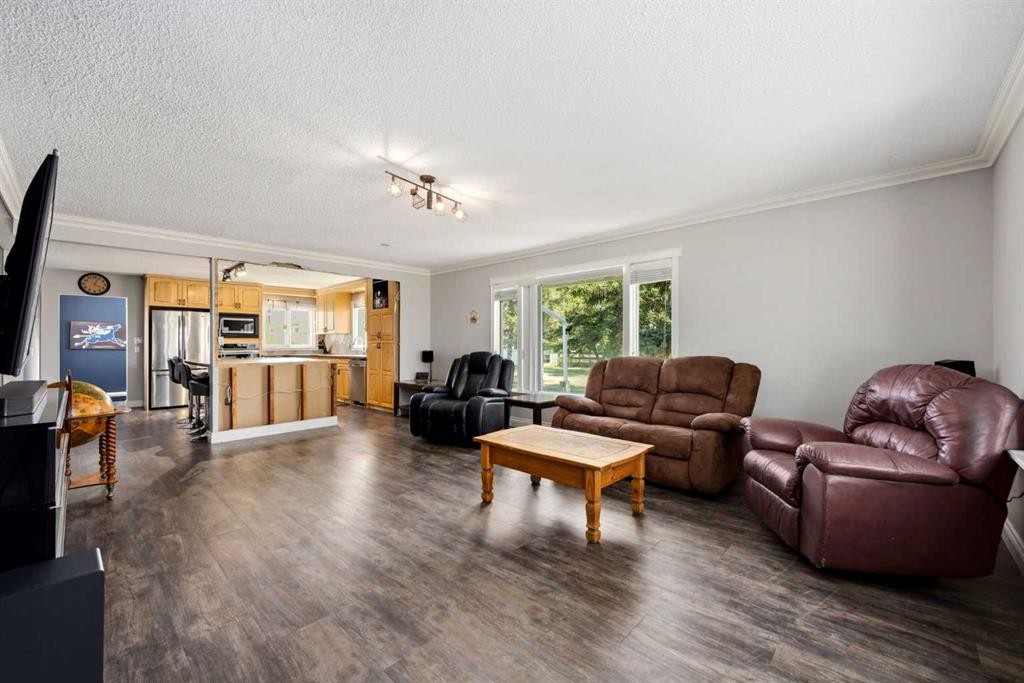 281014-274 Range Road, Rural Rocky View County, AB - Indoor Photo Showing Living Room