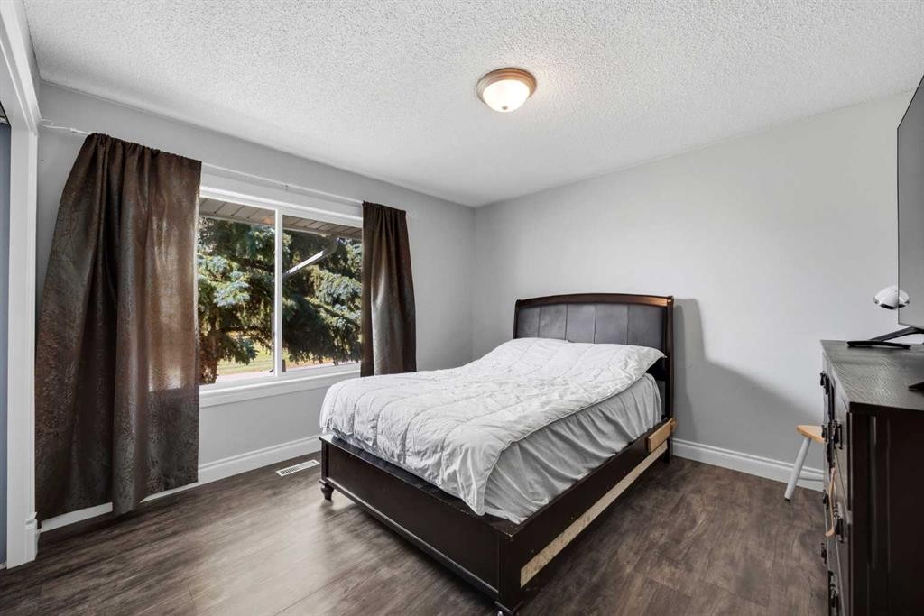 281014-274 Range Road, Rural Rocky View County, AB - Indoor Photo Showing Bedroom