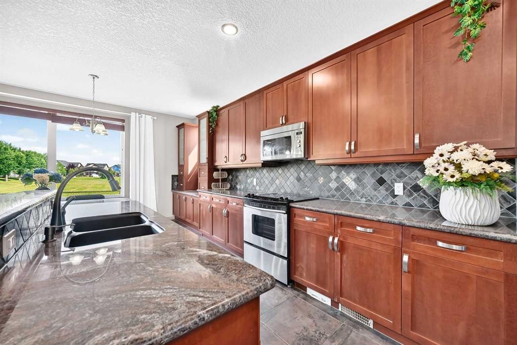 14 Springborough Crescent Sw, Calgary, AB - Indoor Photo Showing Kitchen With Double Sink