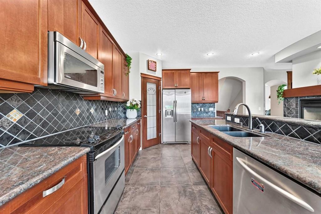 14 Springborough Crescent Sw, Calgary, AB - Indoor Photo Showing Kitchen With Double Sink With Upgraded Kitchen