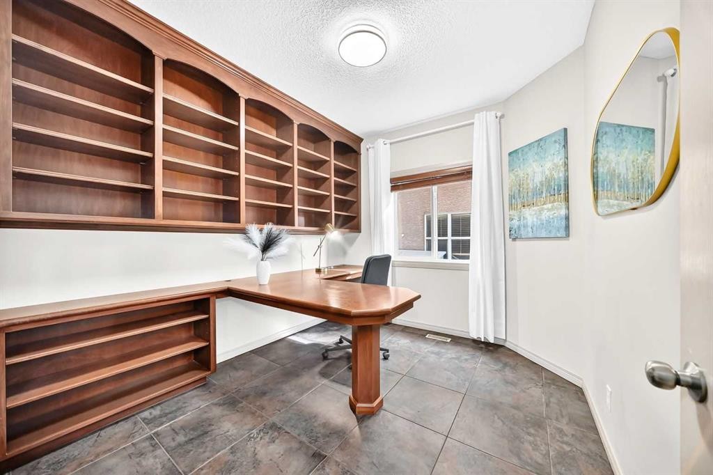 14 Springborough Crescent Sw, Calgary, AB - Indoor Photo Showing Other Room
