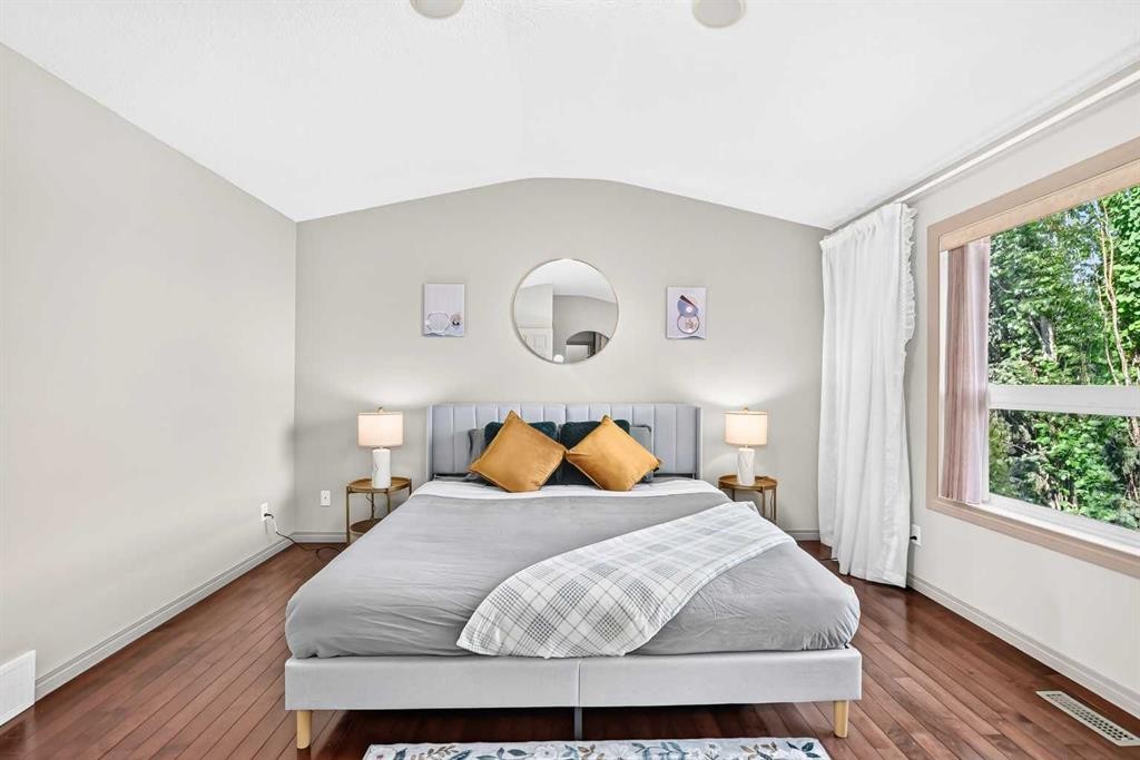 14 Springborough Crescent Sw, Calgary, AB - Indoor Photo Showing Bedroom
