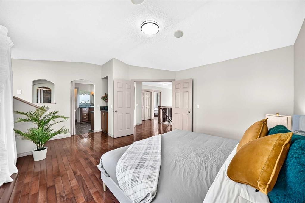 14 Springborough Crescent Sw, Calgary, AB - Indoor Photo Showing Bedroom