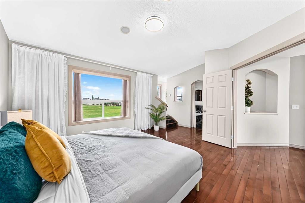 14 Springborough Crescent Sw, Calgary, AB - Indoor Photo Showing Bedroom