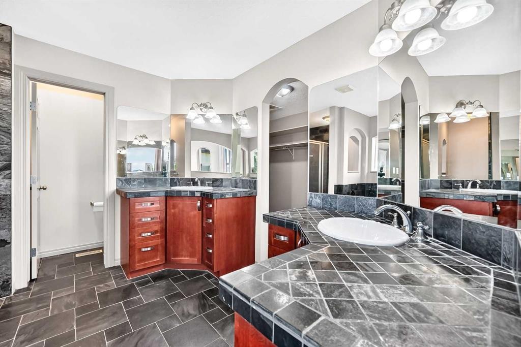 14 Springborough Crescent Sw, Calgary, AB - Indoor Photo Showing Bathroom