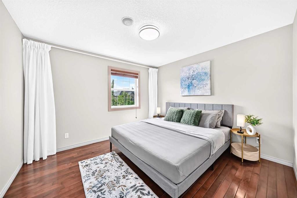 14 Springborough Crescent Sw, Calgary, AB - Indoor Photo Showing Bedroom