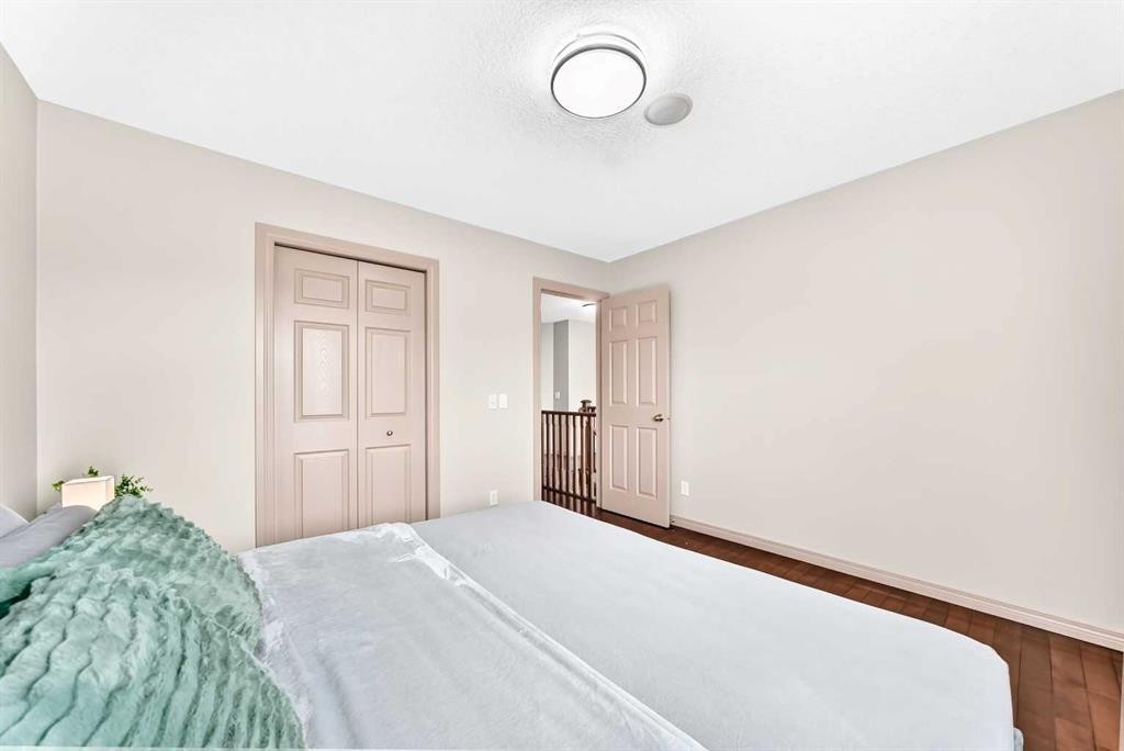 14 Springborough Crescent Sw, Calgary, AB - Indoor Photo Showing Bedroom