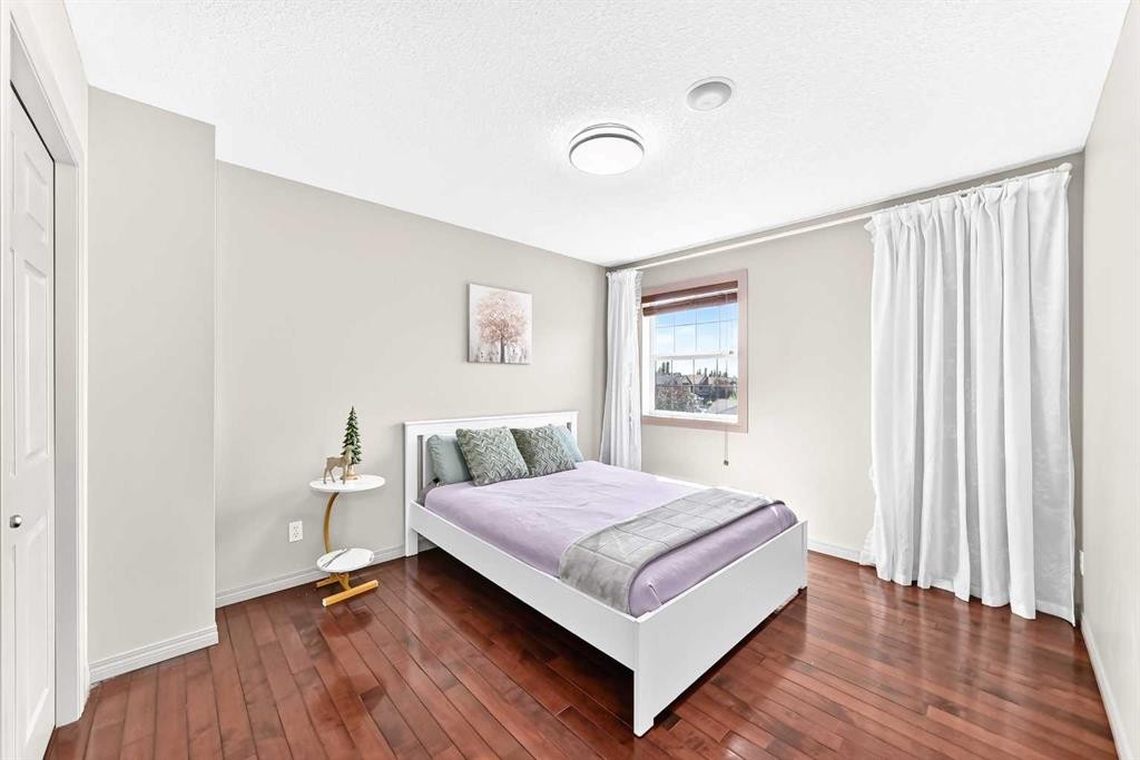 14 Springborough Crescent Sw, Calgary, AB - Indoor Photo Showing Bedroom