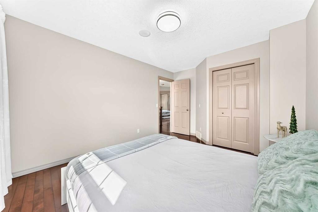 14 Springborough Crescent Sw, Calgary, AB - Indoor Photo Showing Bedroom