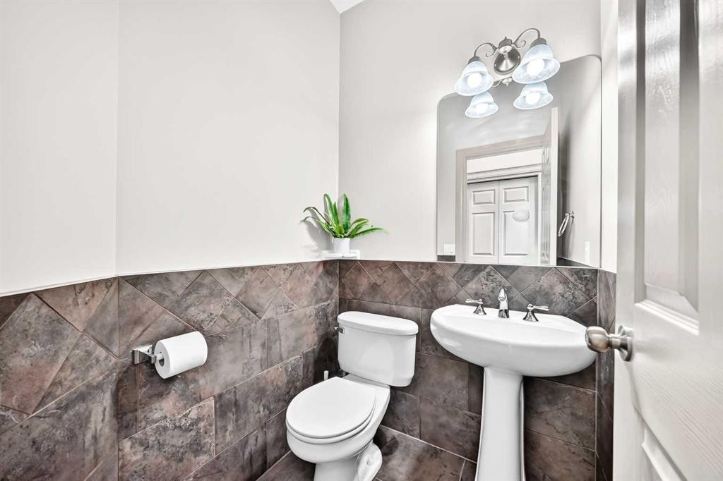 14 Springborough Crescent Sw, Calgary, AB - Indoor Photo Showing Bathroom