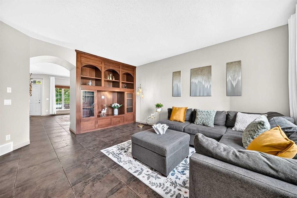 14 Springborough Crescent Sw, Calgary, AB - Indoor Photo Showing Living Room