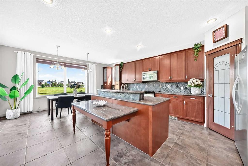 14 Springborough Crescent Sw, Calgary, AB - Indoor Photo Showing Kitchen