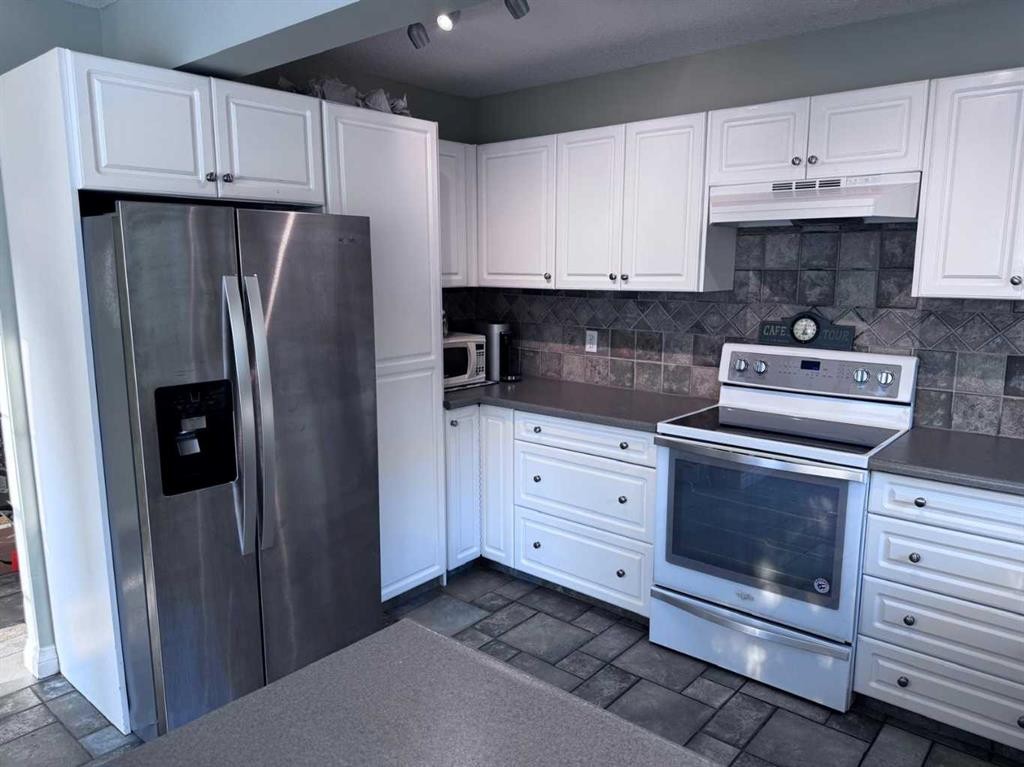 672 Killarney Glen Court Sw, Calgary, AB - Indoor Photo Showing Kitchen