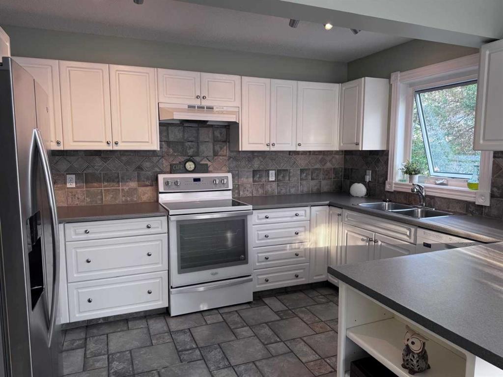 672 Killarney Glen Court Sw, Calgary, AB - Indoor Photo Showing Kitchen With Double Sink
