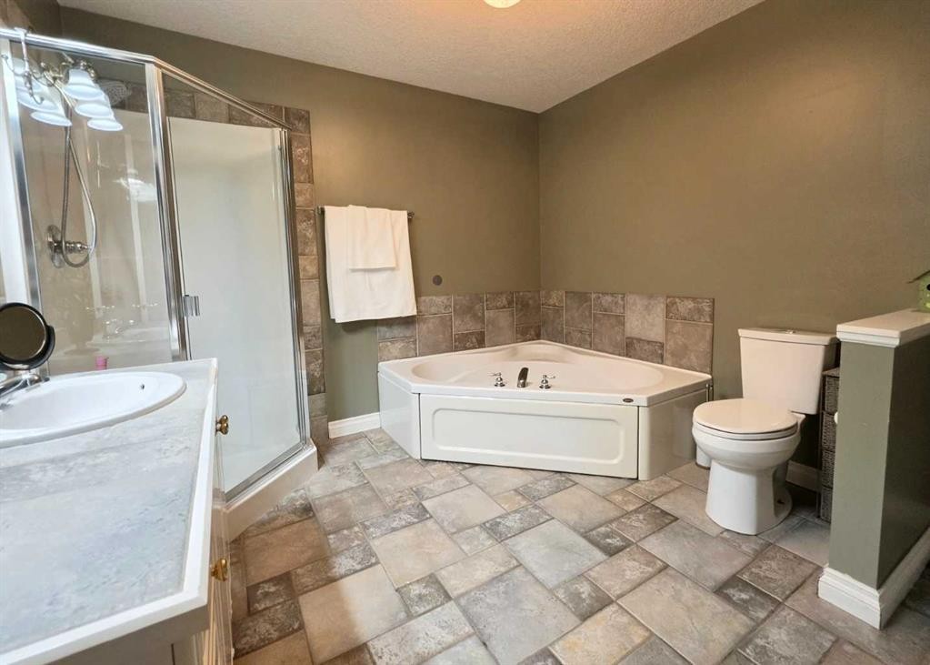 672 Killarney Glen Court Sw, Calgary, AB - Indoor Photo Showing Bathroom