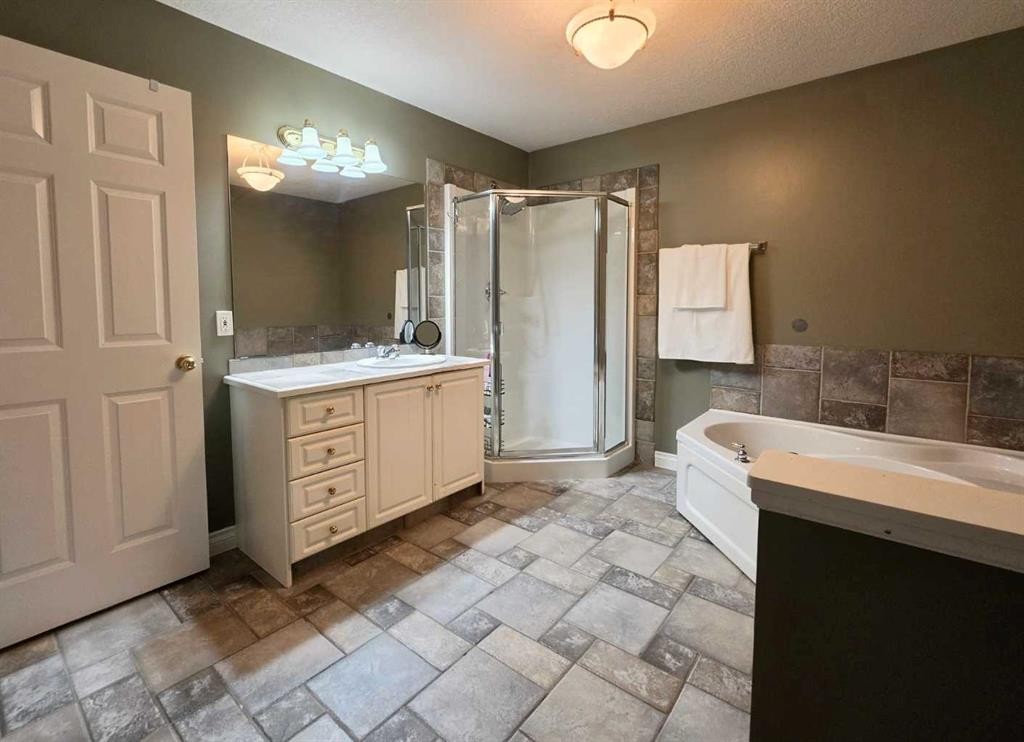 672 Killarney Glen Court Sw, Calgary, AB - Indoor Photo Showing Bathroom